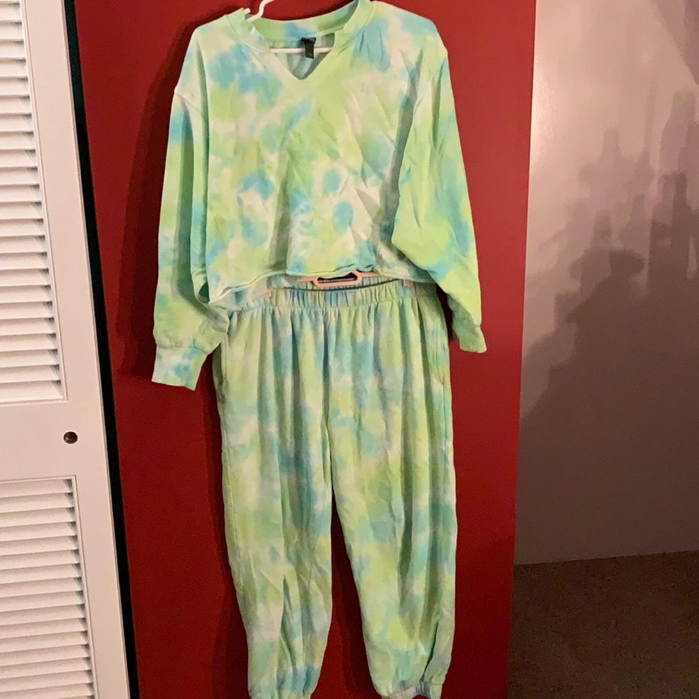 Tie dye cropped sweat outfit